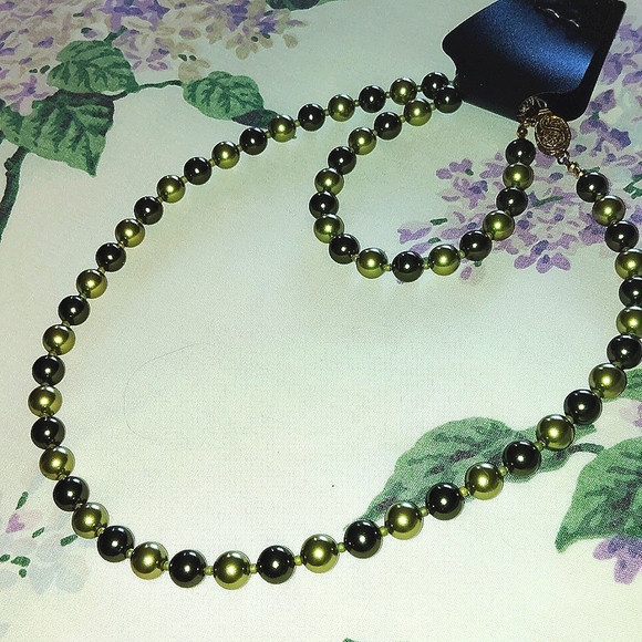 Faux Pearl Two Shades Of Green Glass Necklace and Bracelet Set - Picture 2 of 6